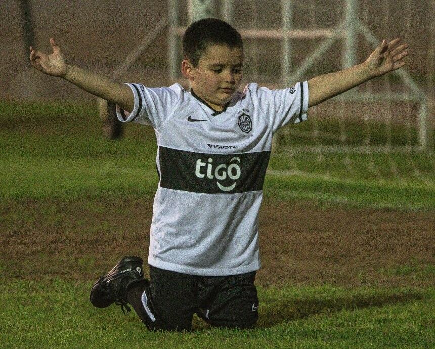 Tras la hazaña del pequeño Mateo en su escuela al marcar un golazo en medio de la presión, lo invitó a la cancha para interactuar con el plantel. Foto: Gentileza.