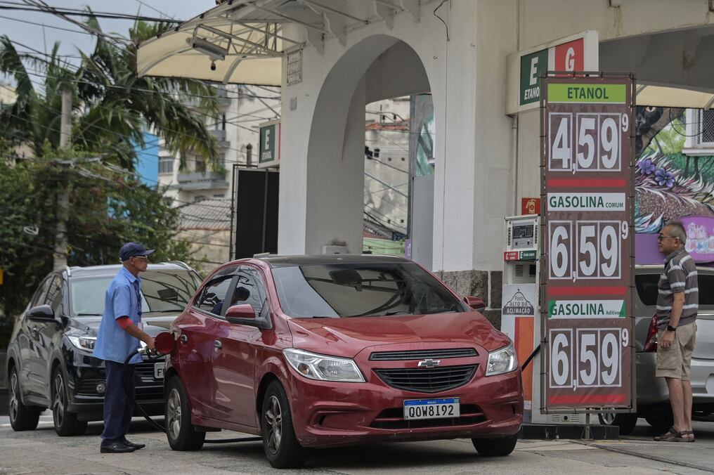 Los precios de los combustibles avanzaron 7,75% entre enero y abril, y 33,24% en los últimos 12 meses. Foto: AFP.