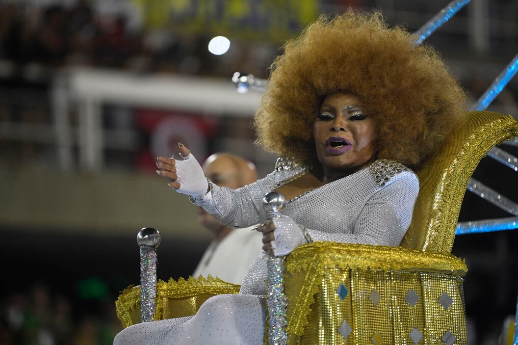Reconocible por su maquillaje dramático, las inmensas pelucas y tacones altísimos, Elza Soares fue consagrada en 1999 por la BBC como la "cantante brasileña del milenio". Fofo: AFP.