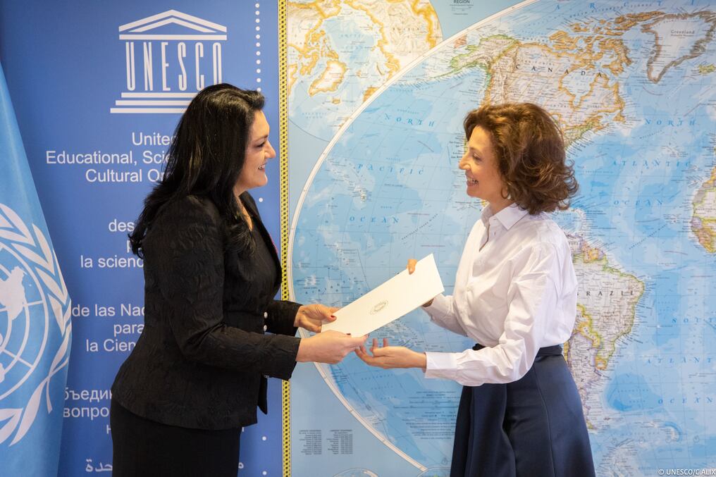 La embajadora paraguaya Nancy Ovelar entregó sus cartas credenciales a la directora general de  Audrey Azoulay, luego dialogaron sobre iniciativas nacionales y la importancia fundamental de la UNESCO en la construcción de la paz. Foto: Gentileza.