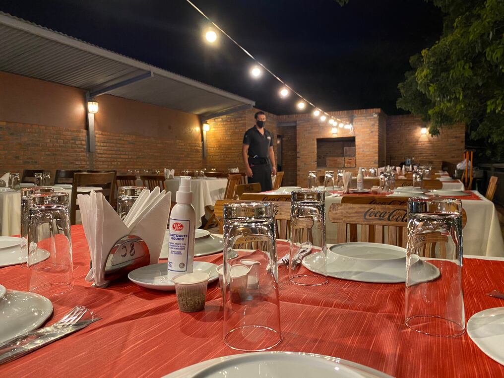Los restaurantes están trabajando solamente a un 60% de su capacidad. Foto: Archivo.