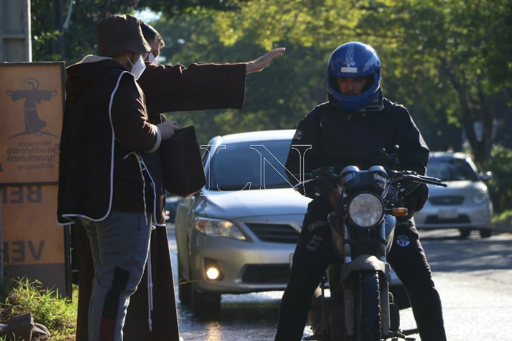 Los religiosos aguardan la llegada de coches, motos, camiones, bicicletas, carritos y hasta ómnibus. Foto: Christian Meza.