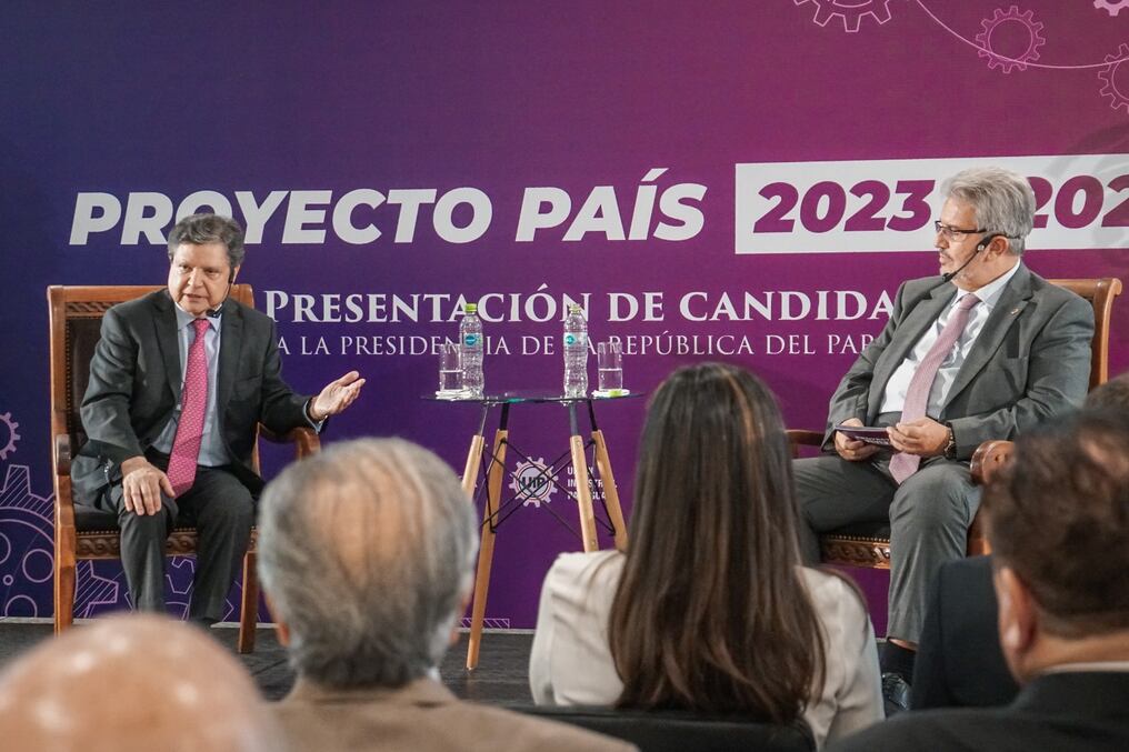 Durante su ponencia, Acevedo destacó que su propuesta de gobierno se basa principalmente en garantizar la seguridad jurídica y así cuidar las inversiones nacionales y extranjeras. Foto: Gentileza.