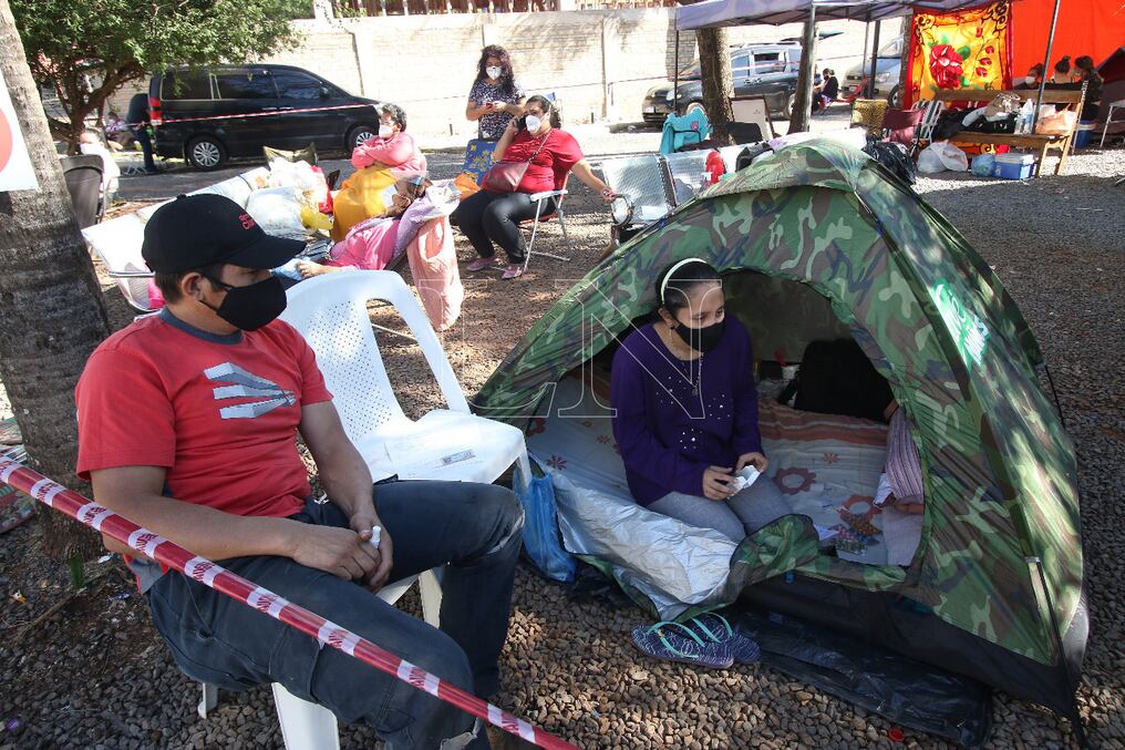 Los familiares de los pacientes con COVID-19 se ven obligados a montar carpas en el estacionamiento del IPS. Foto: Pánfilo Leguizamón