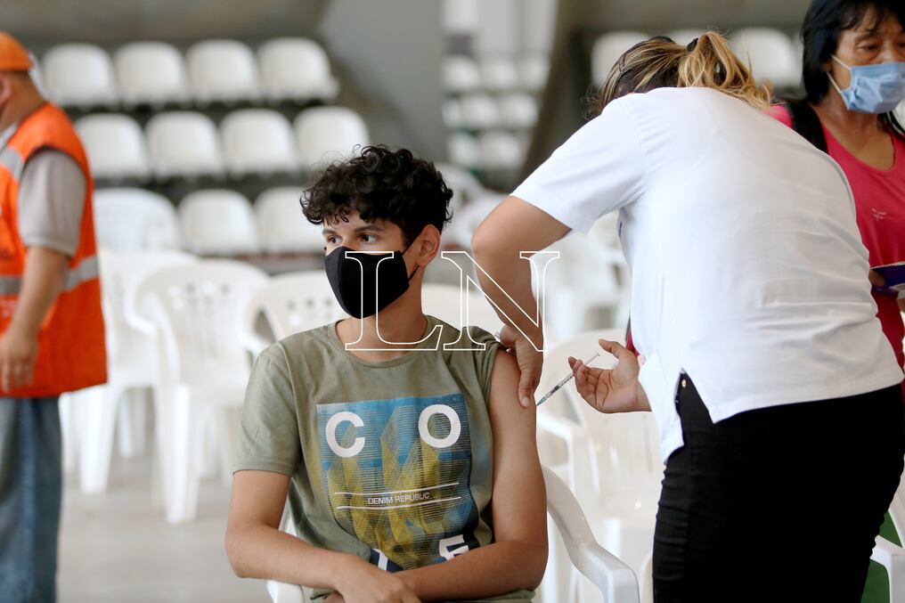 Las personas de esta franja etaria reciben la vacuna de Pfizer, la única autorizada para aplicar en menores de edad. Foto: Nadia Monges.