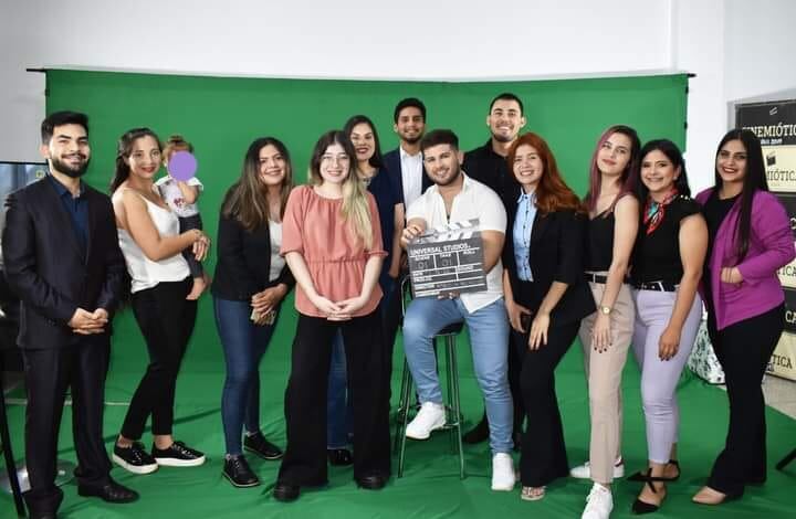 Cecilia Cabral, con su hija, comparte con sus compañeros uno de los trabajos de la carrera de Ciencias de la Comunicación de la UNE. Superó muchas dificultades y reconoce el apoyo de sus compañeros y de docentes para asistir a aula con su beba. Foto: Gentileza.