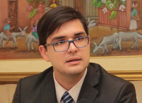 El concejal Derlis Larroza mencionó que de acuerdo a la Carta Orgánica, la salida de Hugo Javier González se debe dar por imposibilidad para el ejercicio del cargo. Foto: Gentileza.