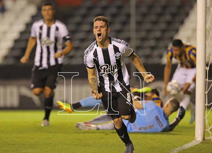 Bautista Merlini desata la fiesta para Libertad con un doblete para ser el único líder del torneo Apertura.FOTO:ATILIO FERNÁNDEZ