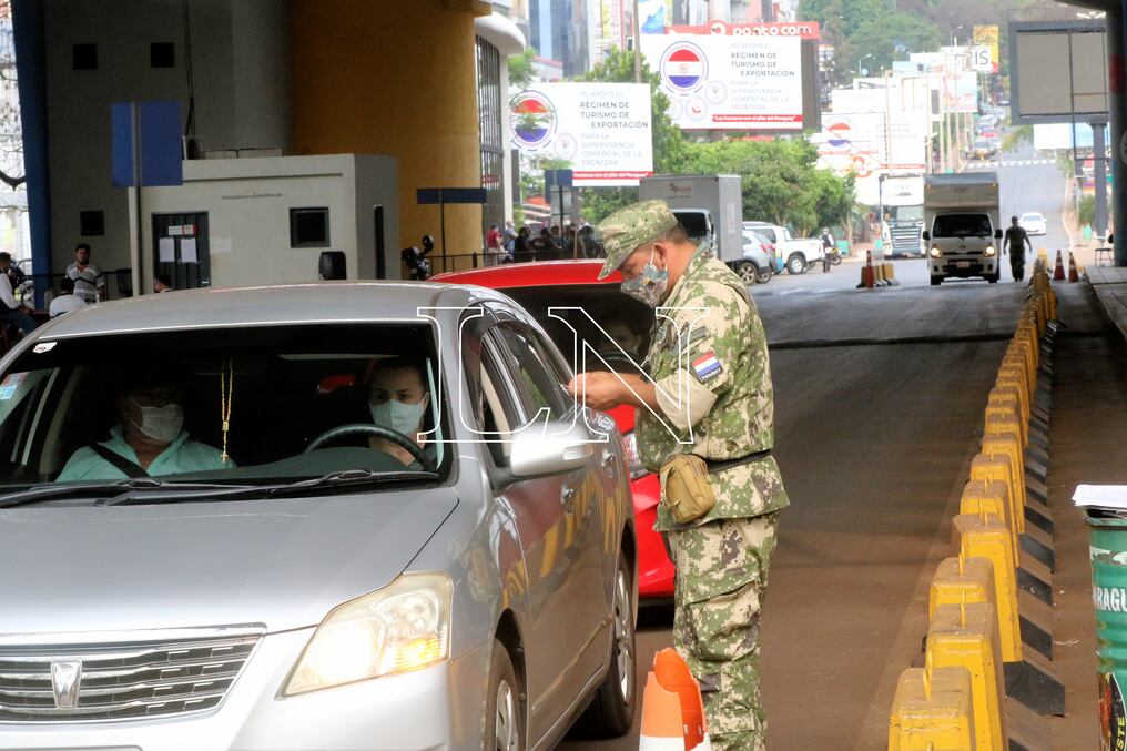 Anunciaron que endurecerán controles en puntos de entrada al país durante días santos y argumentaron que la decisión de no cerrar las fronteras está basada en criterios epidemiológicos. Foto: Pánfilo Leguizamón.