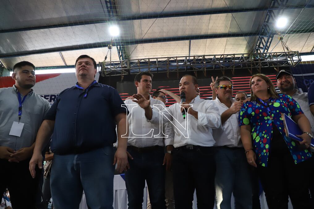 El precandidato a la Presidencia por el PLRA, Hugo Fleitas (con micrófono), resaltó que el pueblo liberal ha manifestado su parecer y dado su veredicto contra una mala gestión de años. Foto: Roberto Zarza.