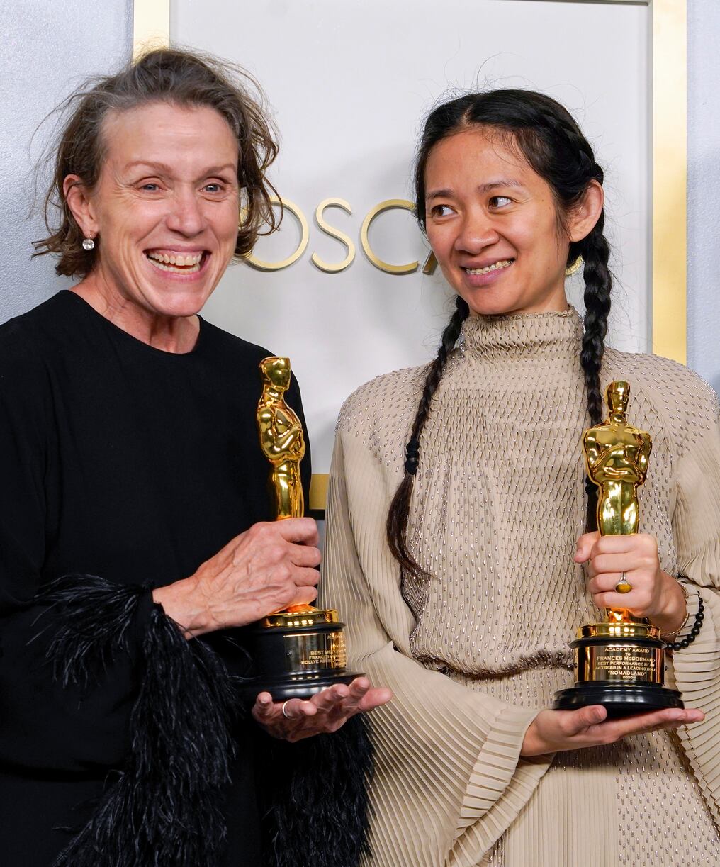 La protagonista de “Nomadland” (izquierda), madre de un hijo adoptivo paraguayo, también ganó su primera estatuilla como productora de la misma película, junto a la directora Chloe Zhao. Foto: AFP.