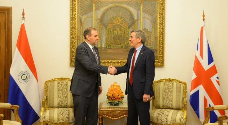 El canciller nacional, Julio César Arriola, y el subsecretario de Estado del Reino Unido, David Rutley, coinciden en la importancia de seguir trabajando en una agenda común, profundizando la cooperación entre ambos países. Foto: Gentileza.