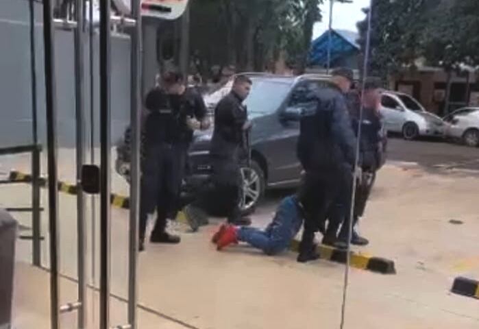 Policías capturan a uno de los internos fugados del Penal de Ciudad del Este en plena circulación de personas en el entorno comercial y gastronómico de la cárcel. Vecinos piden señales claras y fuertes sobre la fecha de funcionamiento del nuevo Penal de Minga Guazú. Foto: Captura de vídeo.