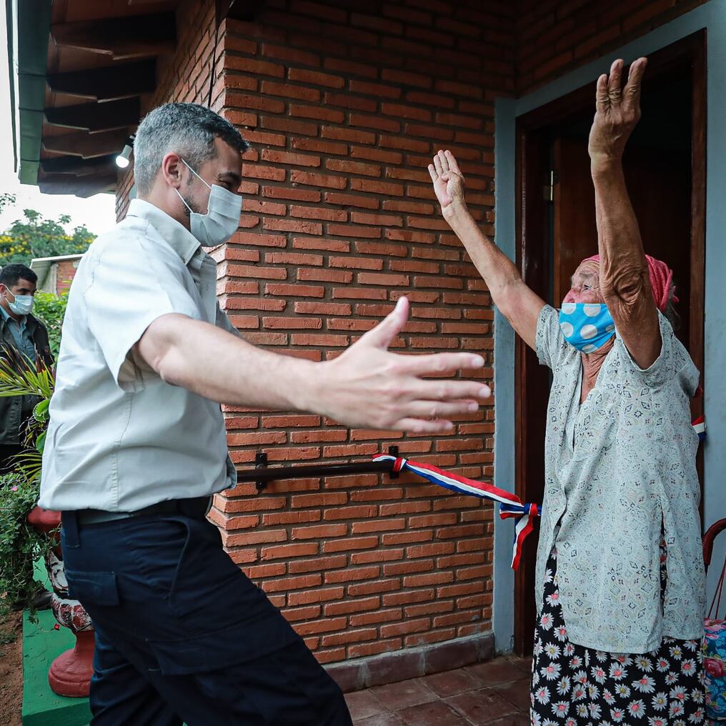 En julio de 2020 conocíamos la triste realidad de doña Aurelia Sosa de Cabañas, de 82 años, quien aprovechó la visita del presidente Mario Abdo Benítez a su barrio y le pidió, entre sollozos, una casa digna para dejar de vivir en su precaria vivienda hecha con pedazos de cartón. Foto: Universo 970 AM.