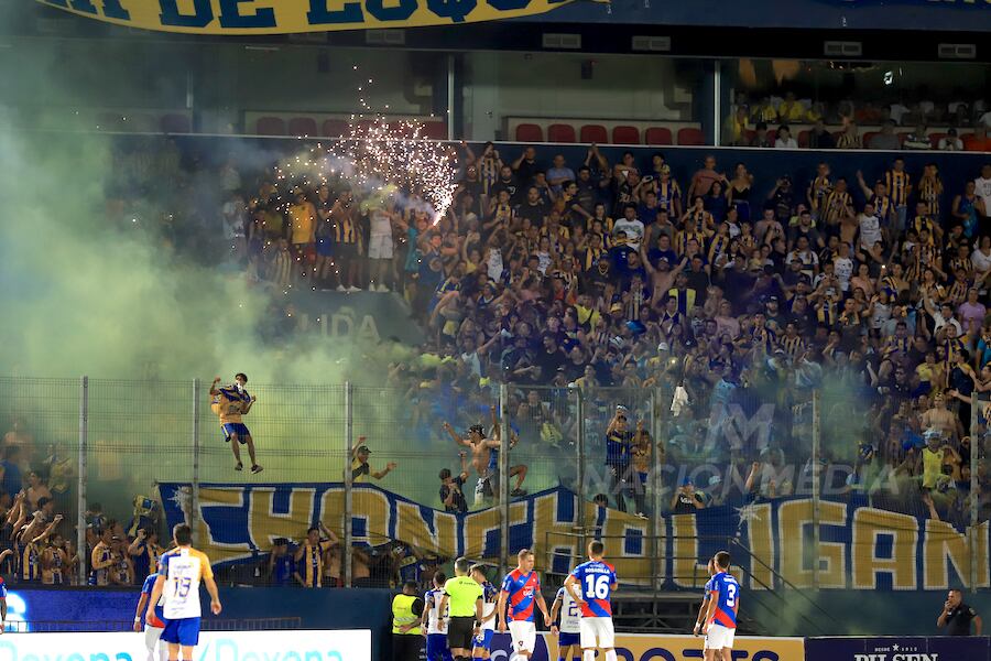 Seguidores del Sportivo Luqueño introdujeron bombas de estruendos en la Olla.FOTO:ROBERTO ZARZA