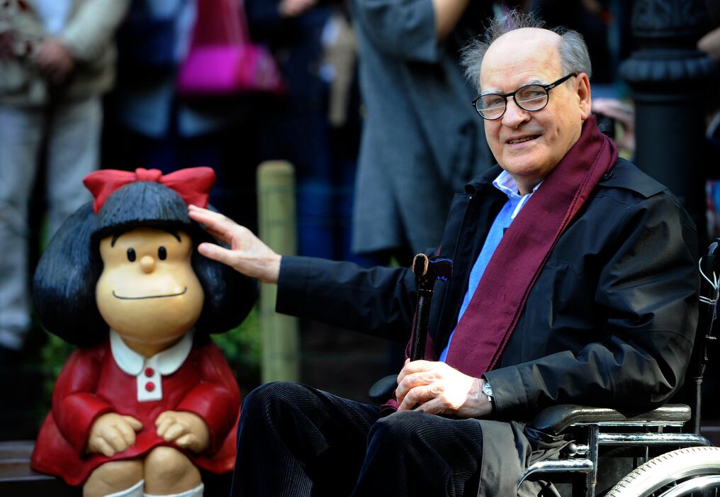 “Dibujo porque hablo mal”, confesó alguna vez el creador de Mafalda, la niña irreverente que llevó su palabra a todo el mundo. Foto: AFP.
