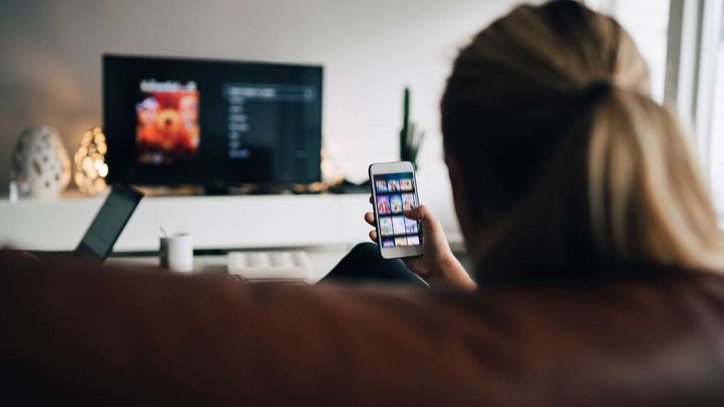El 72 % de jóvenes, entre 18 a 24 años, usa el celular mientras ve la televisión. Foto: Ilustrativa