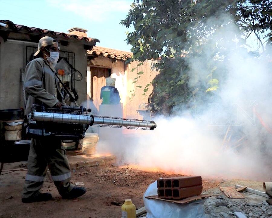 Los trabajos consisten en la fumigación aeroespacial con motomochila y la limpieza integral en los barrios con mayor infestación larvaria en la capital. Foto: Archivo.