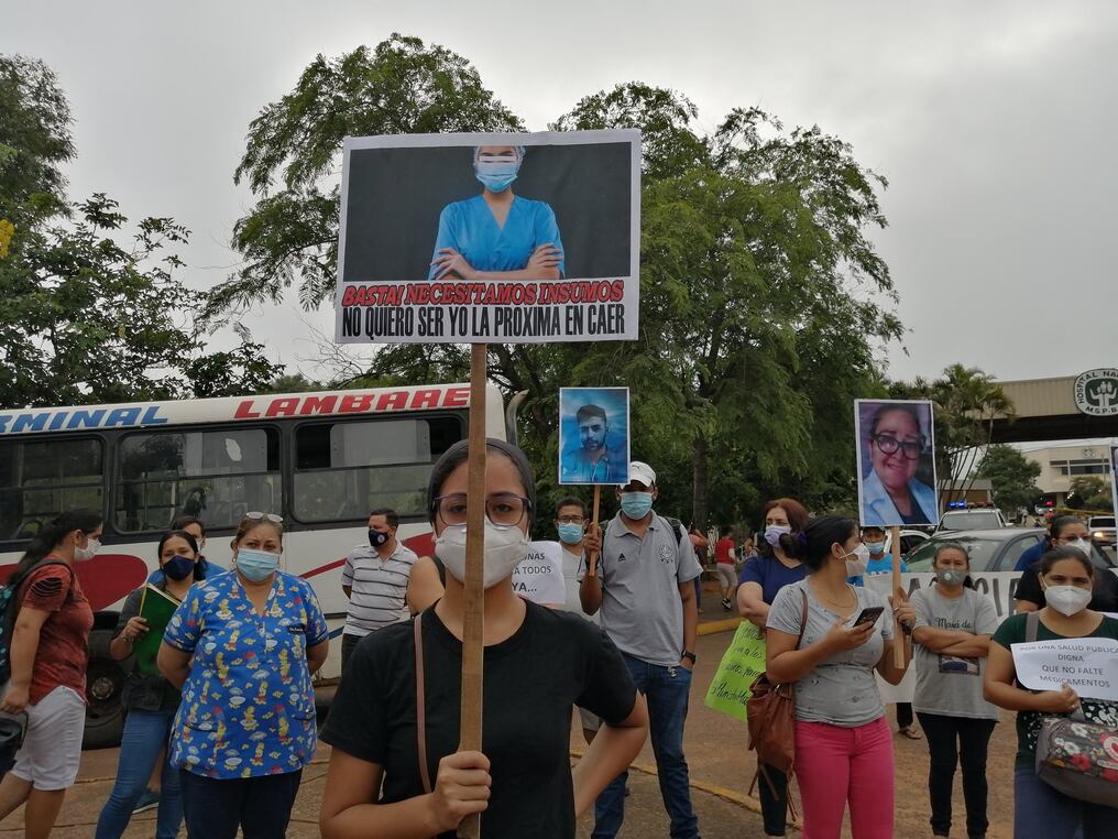 Personal de salud del Hospital Nacional de Itauguá marchó en el interior del predio ante la falta de insumos y en reclamo por las muertes por COVID-19 entre los enfermeros y enfermeras. Foto: Joel Sandino.