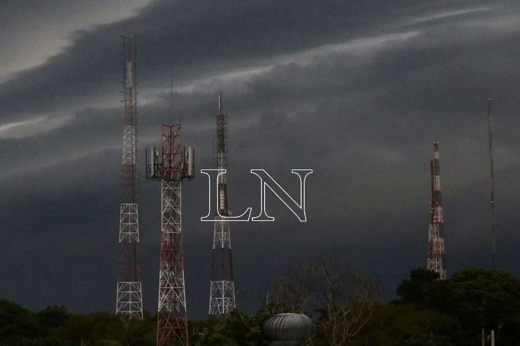 La Dirección de Meteorología emitió una alerta esta madrugada avisando que núcleos de tormentas se desarrollan sobre el área de cobertura, por lo que no se descarta que en forma puntual lleguen a la zona oeste del Chaco, afectando específicamente al departamento de Boquerón. Foto: Pánfilo Leguizamón.