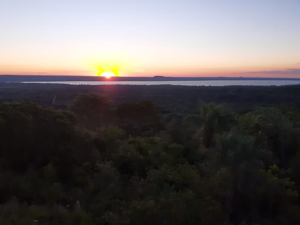 La propiedad está ubicada en un cerro y tiene una vista al lago Ypacaraí. Foto: Gentileza