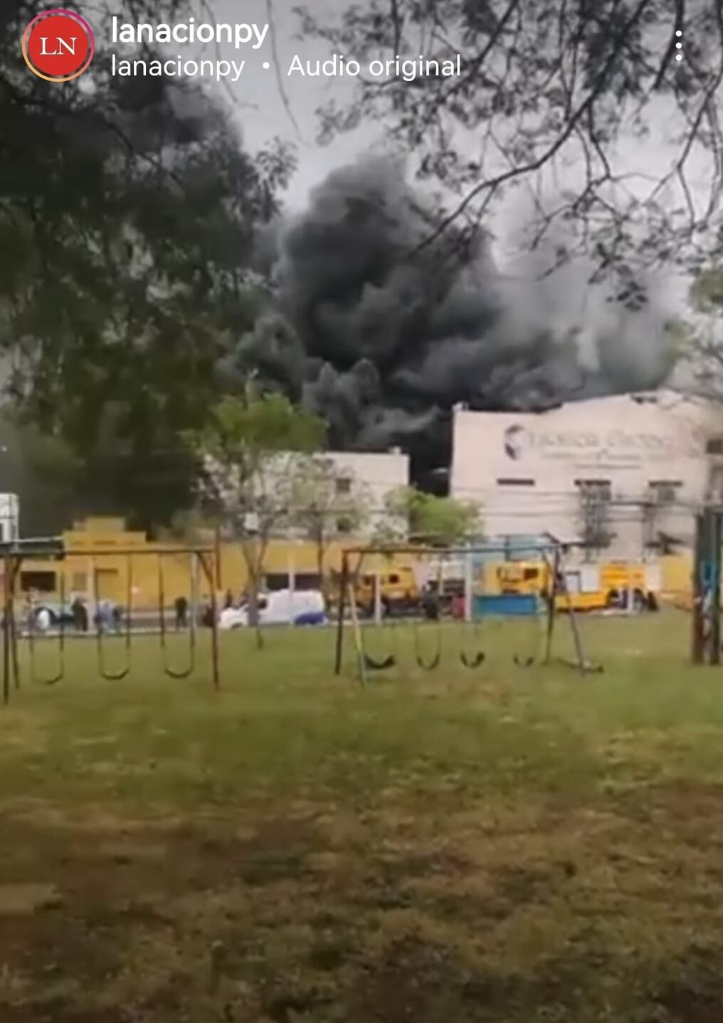 Una de las hamacas del parque de diversiones para niños se balanceaba sola; al mismo tiempo en que se incendiaba las instalaciones del TSJE. Foto: Captura de pantalla.