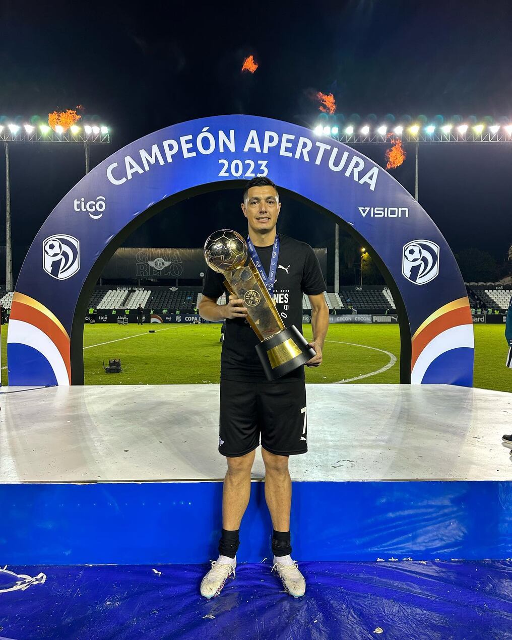 Celebración por partida doble para el afamado futbolista paraguayo: goleador del torneo Apertura 2023 y un nuevo título para el club Libertad. Foto: Gentileza