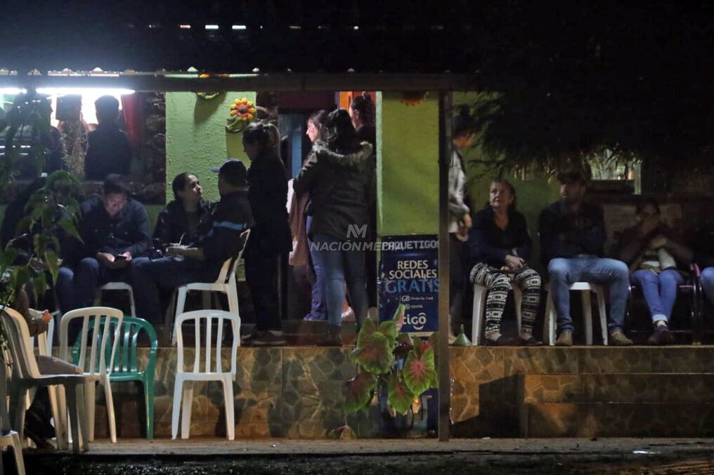 El crimen enlutó a la pequeña comunidad y gran parte de ella acudió al velatorio de anoche. Foto: Eduardo Velázquez