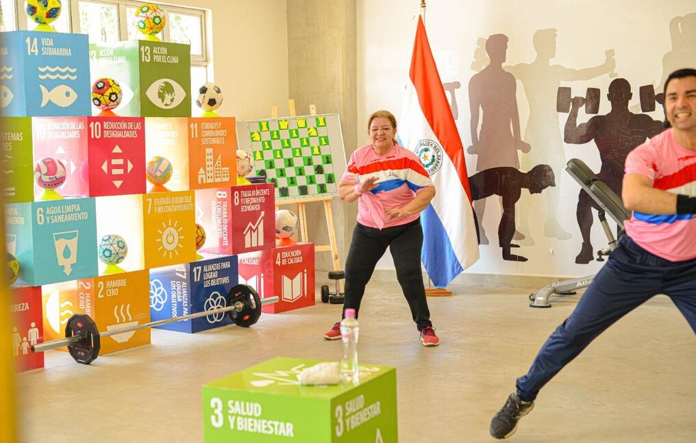 Paola Silguero fue la invitada especial del profesor Norman Fernández en la clase de bailoterapia. Foto: SND.