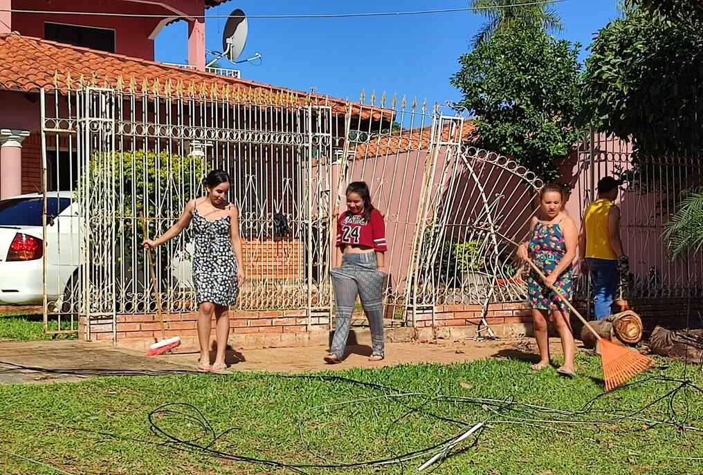 Las fuertes ráfagas de viento torcieron rejas de algunas casas. Foto: Gentileza.