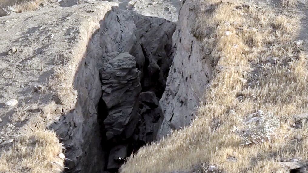 Un evento geológico ocurrido en Irak tiene intrigados a los geólogos de ese país, al generarse una corriente de aire frío desde una grieta de más de un kilómetro de extensión. Foto: Gentileza.