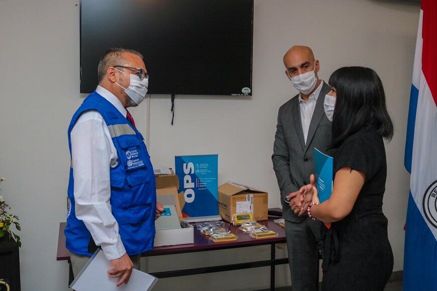 El representante de la OPS, doctor Luis Roberto Escoto, en compañía del ministro de Salud, Julio Mazzoleni, al momento de entrega de los equipos. Foto: Gentileza.