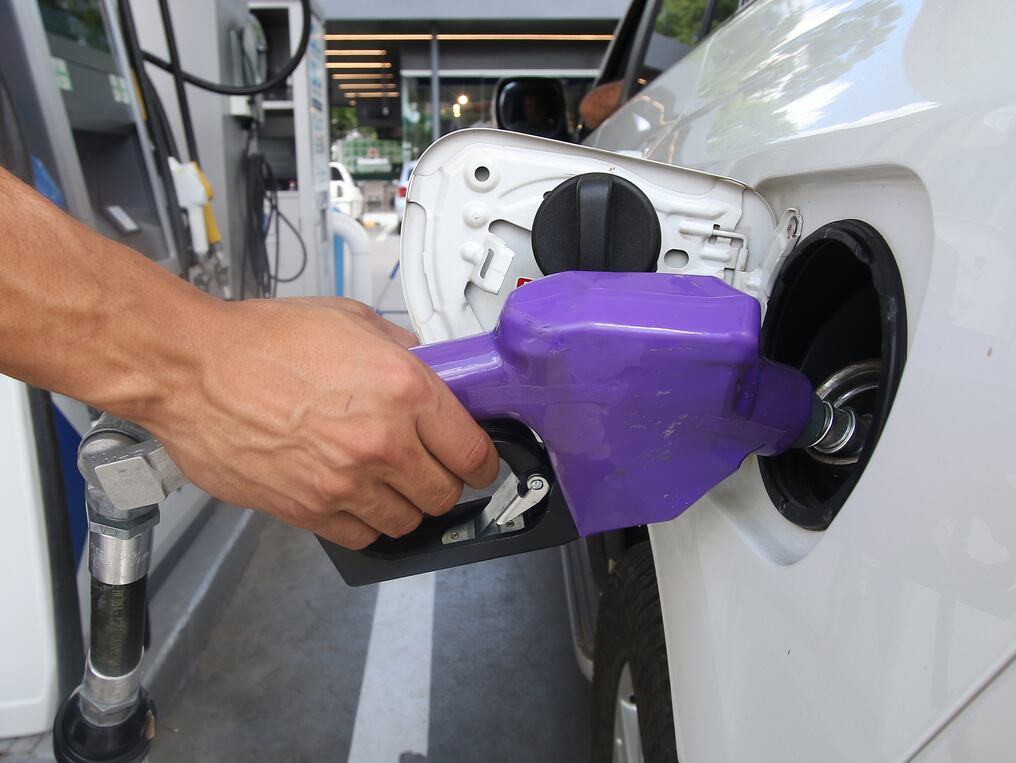 Los precios de los carburantes podrían bajar entre G. 800 y G. 1.000 en el diésel indicó el economista. Foto: Ilustrativa.