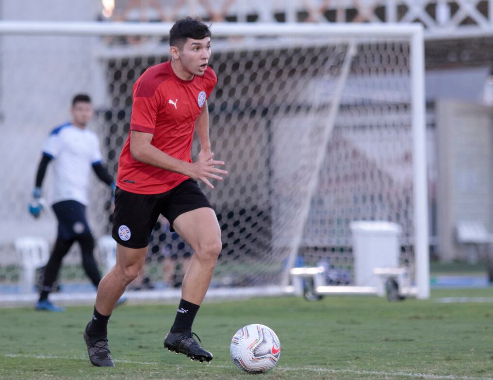 Julio César Enciso, la “Joya” de Libertad, es uno de los citados por el debutante cuerpo técnico de la Albirroja. (foto: APF)