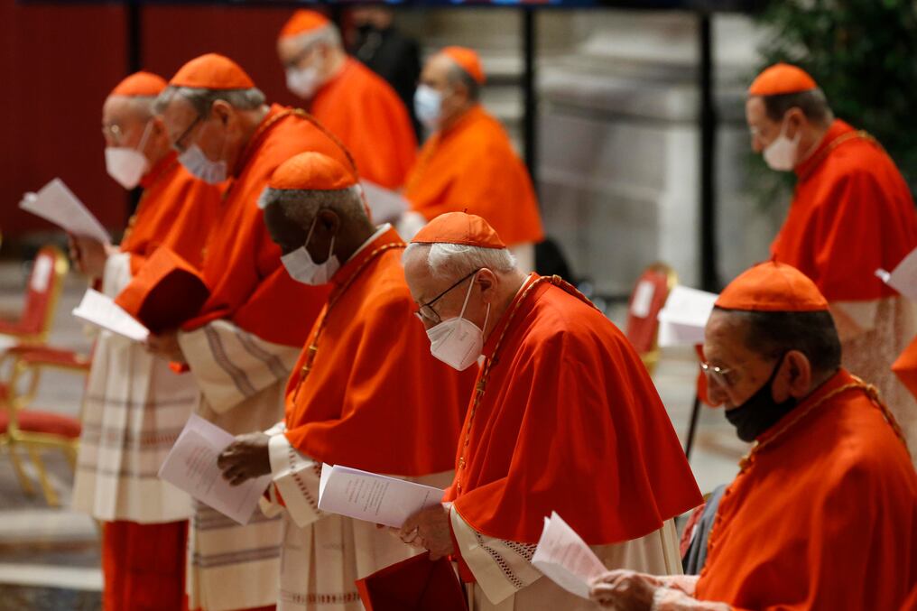 Este sábado, 13 nuevos purpurados recibieron el título cardenalicio en el Vaticano, entre ellos, un mexicano y un español radicado en Chile. Foto: AFP.