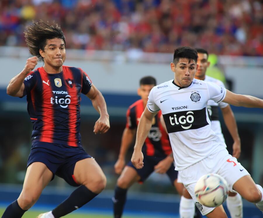 El defensor Saúl Salcedo ganó el duelo durante el superclásico a Marcelo Moreno.FOTO:ARCHIVO