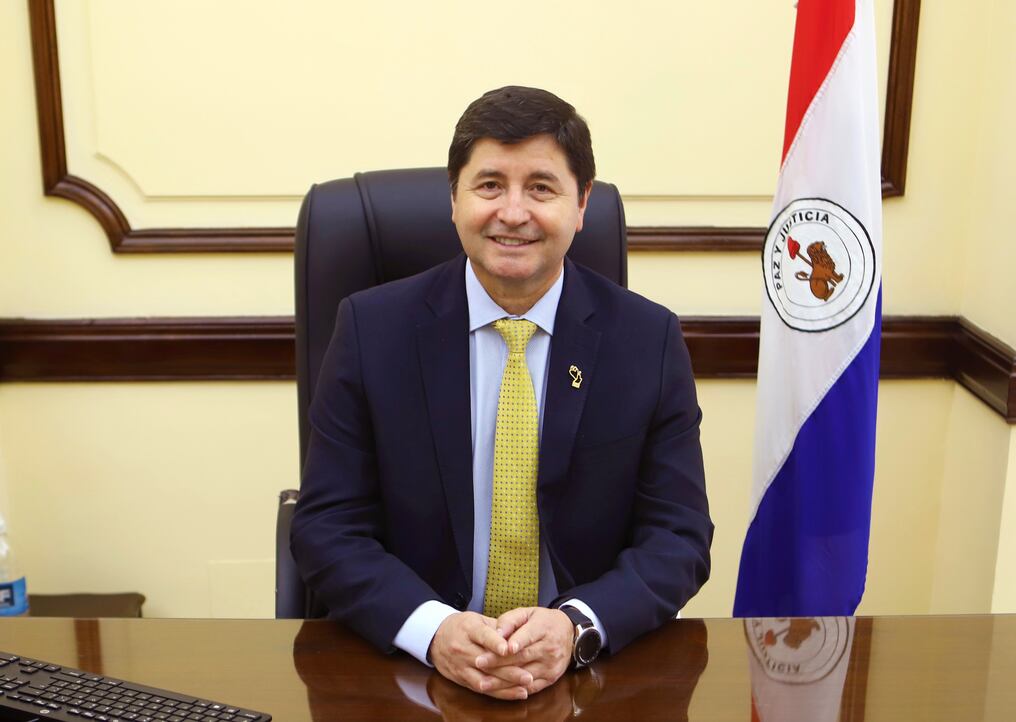 El presidente del Banco Nacional de Fomento, Manuel Ochipintti desmintió la información dada por el ministro del Interior ante el Congreso, cuando dijo que el BNF realizaba corresponsalías para el Banco Basa. Foto: Gentileza.
