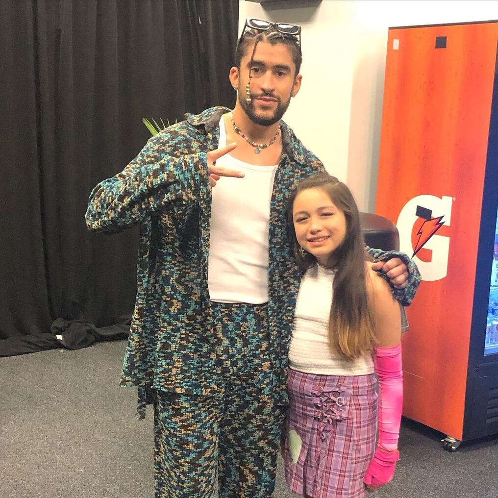 La niña adjudicada con la casa, que compró el conejo malo junto a otros artistas, era vecina del causante de la masacre en Uvalde, Texas, donde 4 meses atrás 19 niños y 2 docentes fallecieron. Foto: Gentileza.