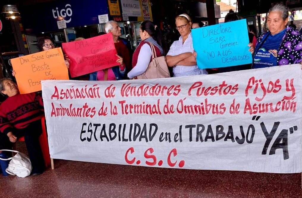 Los vendedores de la Terminal de Ómnibus de Asunción temen que no se les renueven los nuevos pedidos de contrato para el próximo año. Foto: Gentileza.