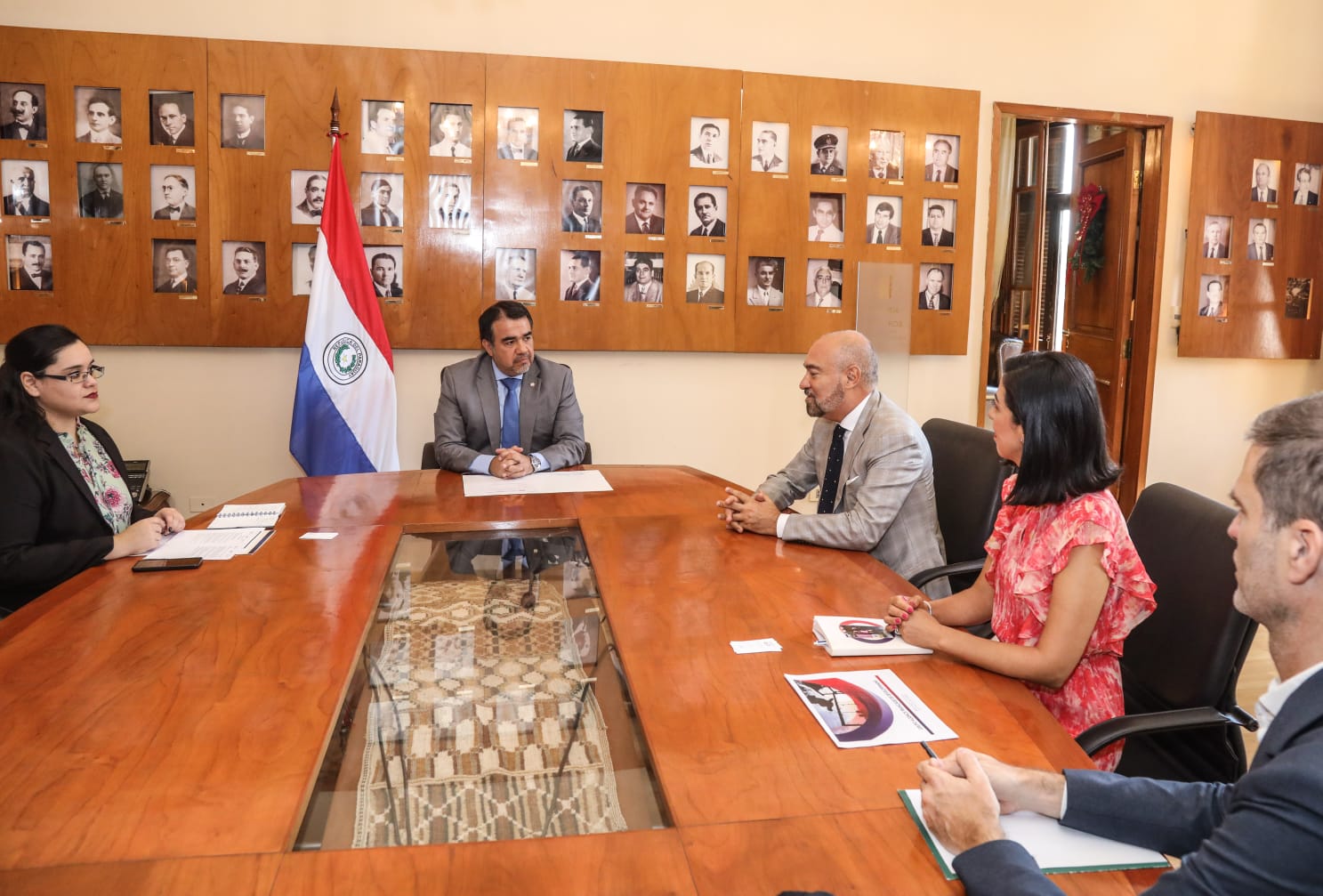 La delegación francesa participó de una reunión con el titular del Ministerio de Hacienda, Óscar Llamosas. Foto: Gentileza.