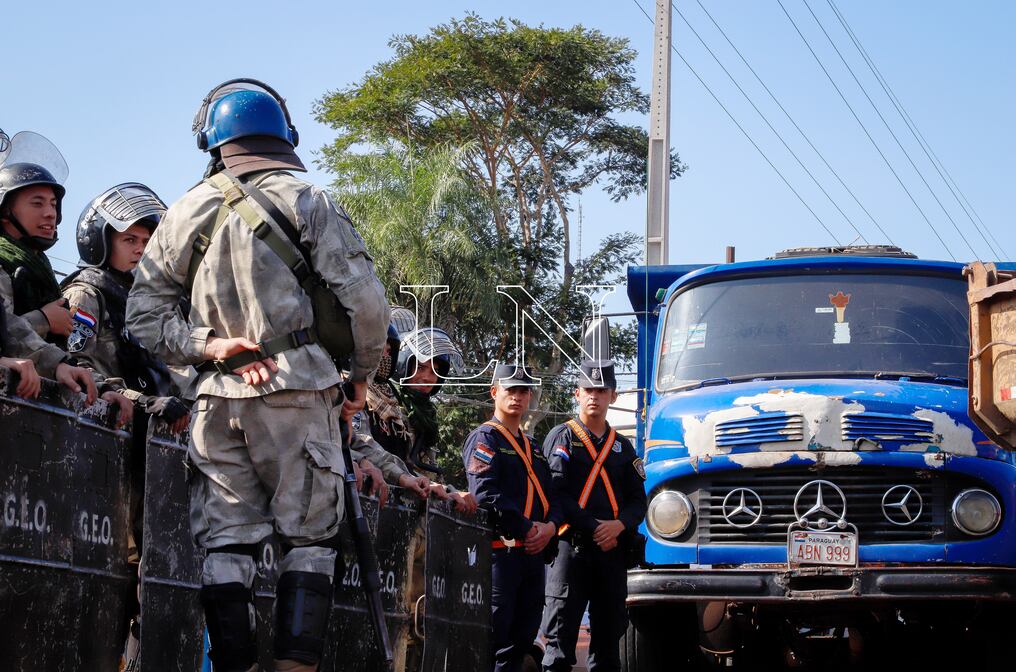 Durante toda la jornada, camioneros en diferentes puntos del país se manifestaron pidiendo al Gobierno la reducción del precio del combustible. Foto: Christian Meza.