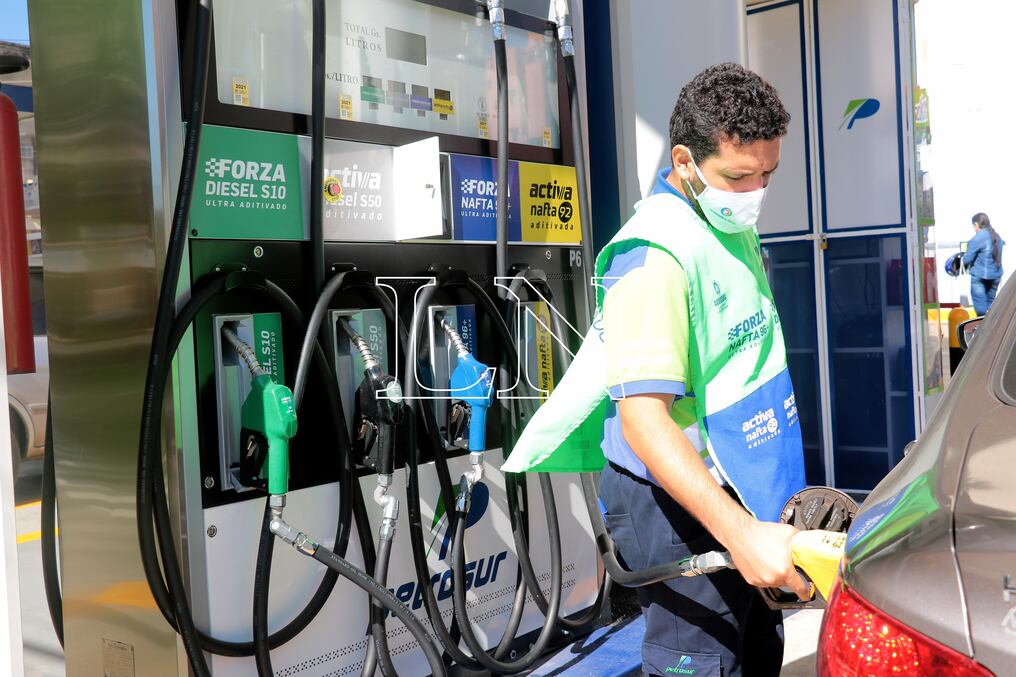 El Viceministerio de Transporte espera que se pueda concretar un acuerdo con los emblemas para mantener un precio preferencial del combustible a los transportistas y no elevar de ese modo el del pasaje. Foto: Eduardo Velázquez.