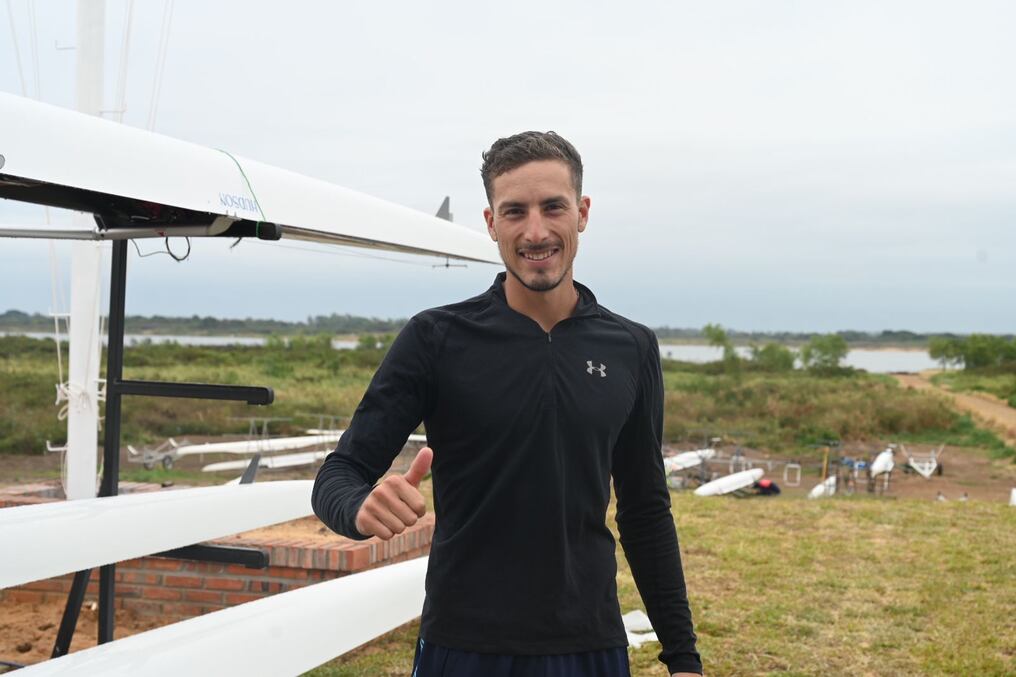 Ya está en nuestro papis el remero uruguayo Felipe Klüver, campeón mundial en remo ligero y finalista olímpico en Tokio 2021. Foto: Gentileza.