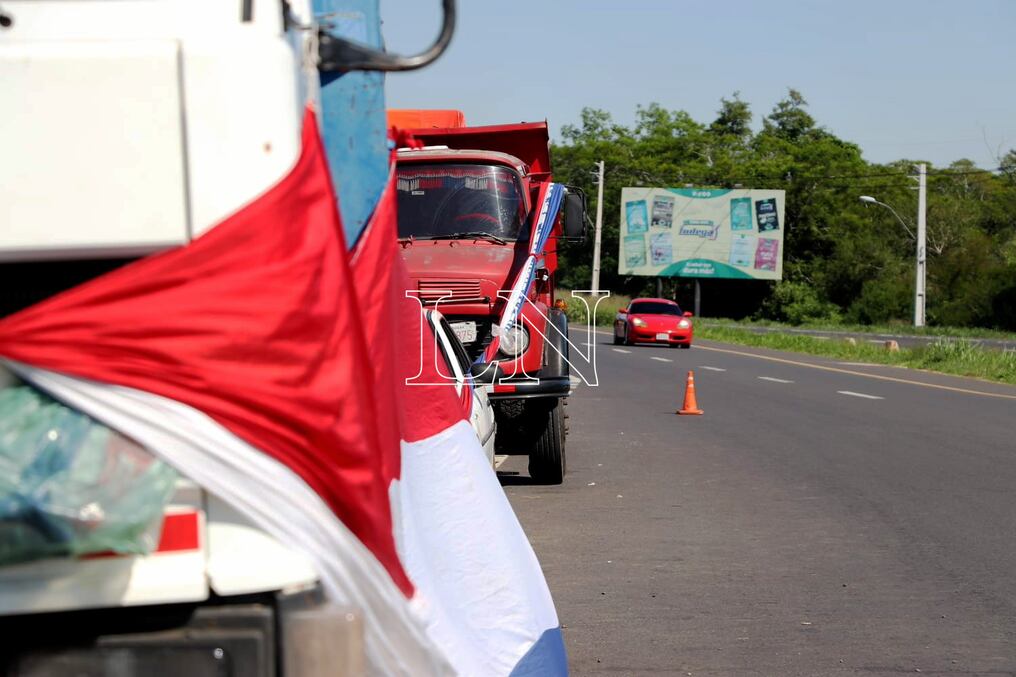 Los senadores intentan mediar en la movilización de camioneros reanudada este lunes en distintos puntos del país. Foto: Emilio Bazán.