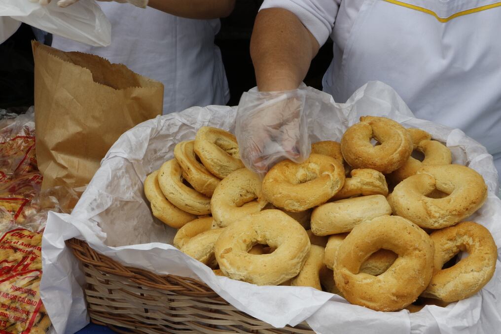 Muchos rubros gastronómicos elaboran alimentos que llevan huevo, que con los altos precios tienden a incrementar también sus productos finales como la chipa o pasteles. Foto: Ilustrativa.