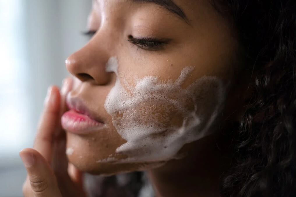 El rostro necesita un limpiador con una textura suave, que evite la aparición de puntos negros, acné y otros. Foto: Gentileza.