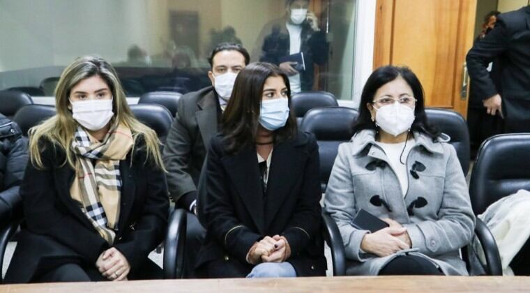 Silvia Cubas (primera de la izquierda) se mostró satisfecha con la condena que recayó sobre Óscar Luis Benítez por el secuestro y muerte de su hermana. Aquí en compañía de María Edith Bordón de Debernardi y otra mujer. Foto: Ministerio Público