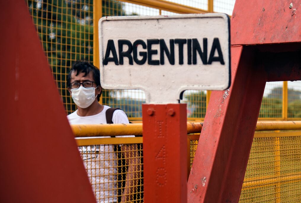 El embajador argentino Domingo Peppo sostuvo que existe voluntad política para la reapertura de los pasos fronterizos y resaltó que en breve se concretaría el protocolo sanitario. Foto: AFP.