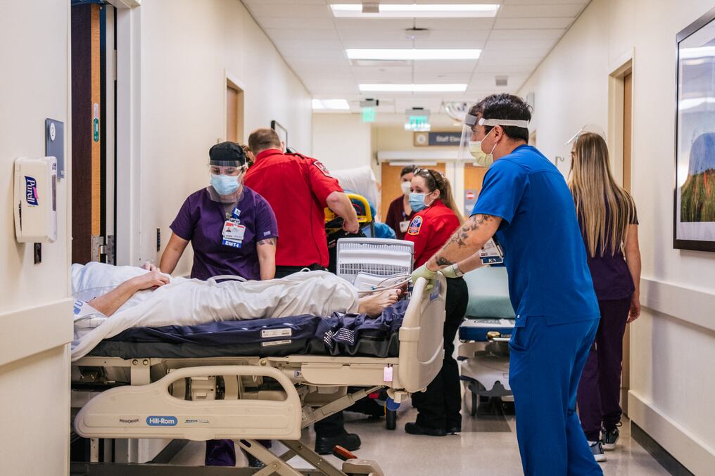 De los 53 Estados miembros de la región, 33 reportaron un alza superior a 10% de la incidencia de casos en dos semana, subrayó, mientras decrece el ritmo de la vacunación. Foto: AFP.