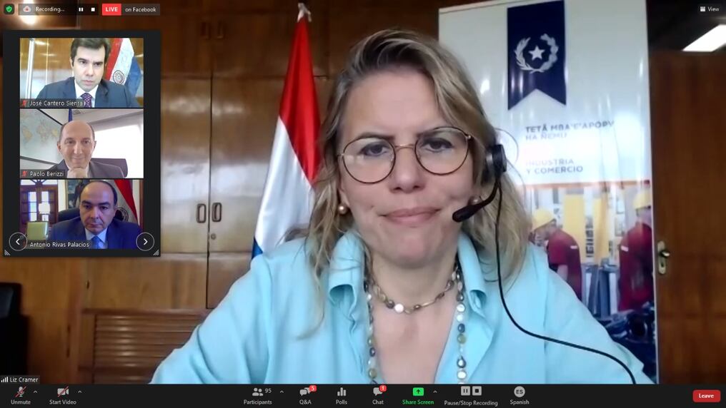 Liz Cramer, ministra de Industria y Comercio, acompañada de otros representantes del Estado, dieron su perspectiva sobre la situación económica actual. Foto: Gentileza.